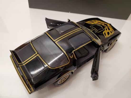 1:18 Greenlight - 1977 Pontiac Firebird Trans Am - Smokey & the Bandit - 2024 年 4 月预订