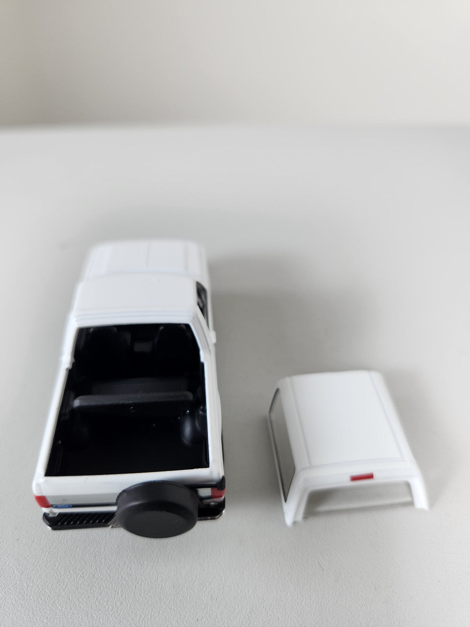 1:64 1993 Ford Bronco XLT Oxford White (O. J. Simpson's BRONCO)