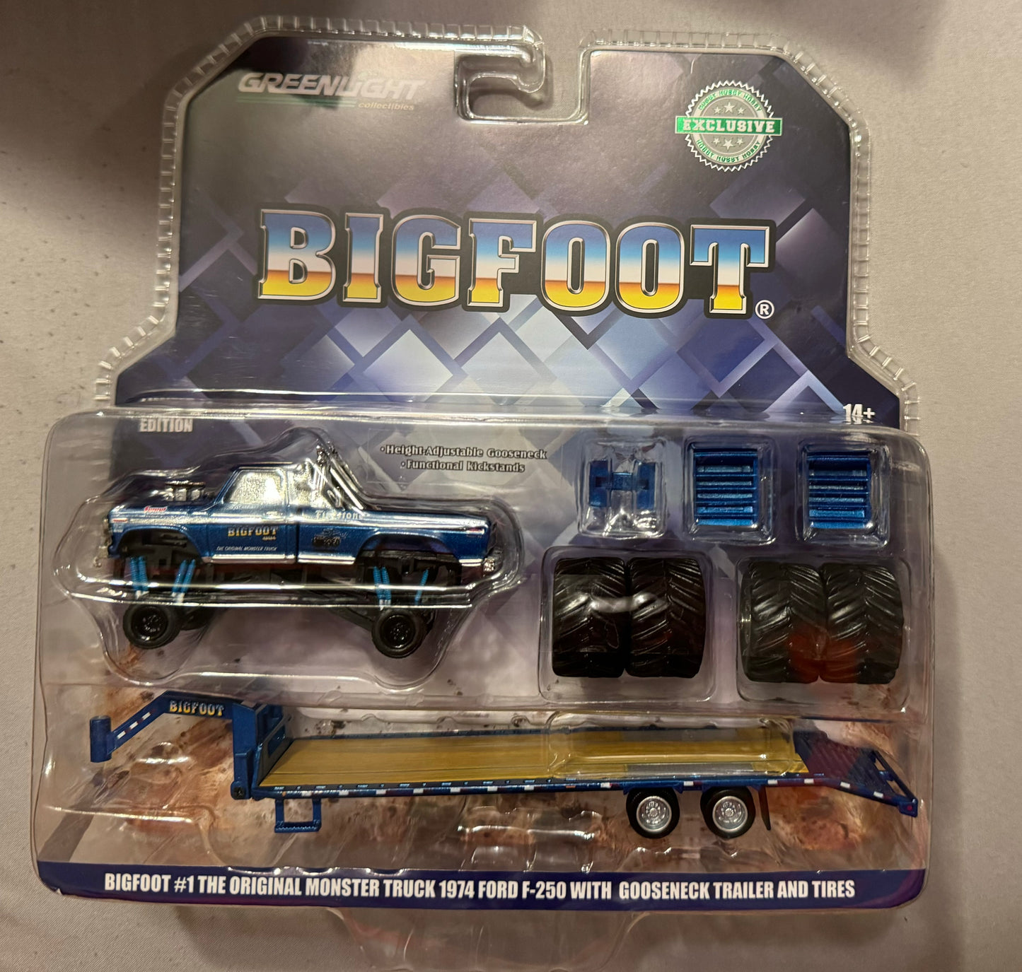 1:64 Bigfoot #1 (1979) - 1974 年福特 F-250 鹅颈拖车上的怪物卡车,带替换轮胎(爱好独家)预订 2024 年 4 月
