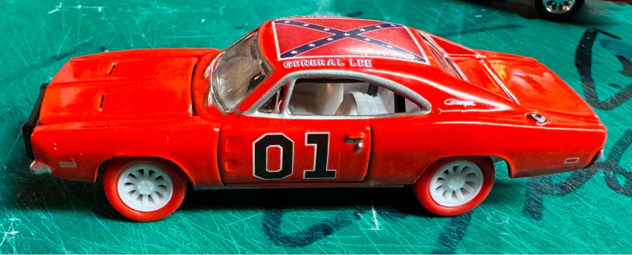 1/64 GENERAL LEE Johnny Lightning (New England Dukes Exclusive)