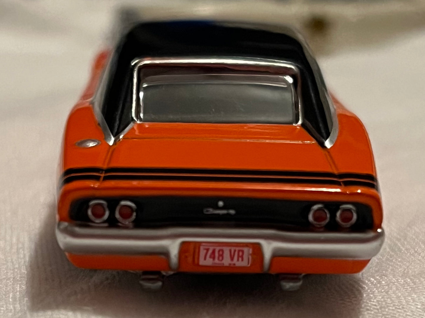 1:64 1968 Dodge Bengal Charger R/T oranje met zwarte strepen 