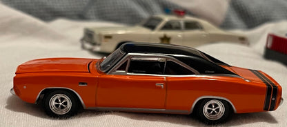 1:64 1968 Dodge Bengal Charger R/T oranje met zwarte strepen 