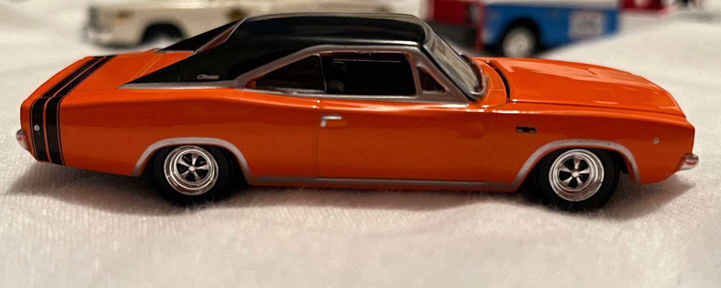 1:64 1968 Dodge Bengal Charger R/T oranje met zwarte strepen 