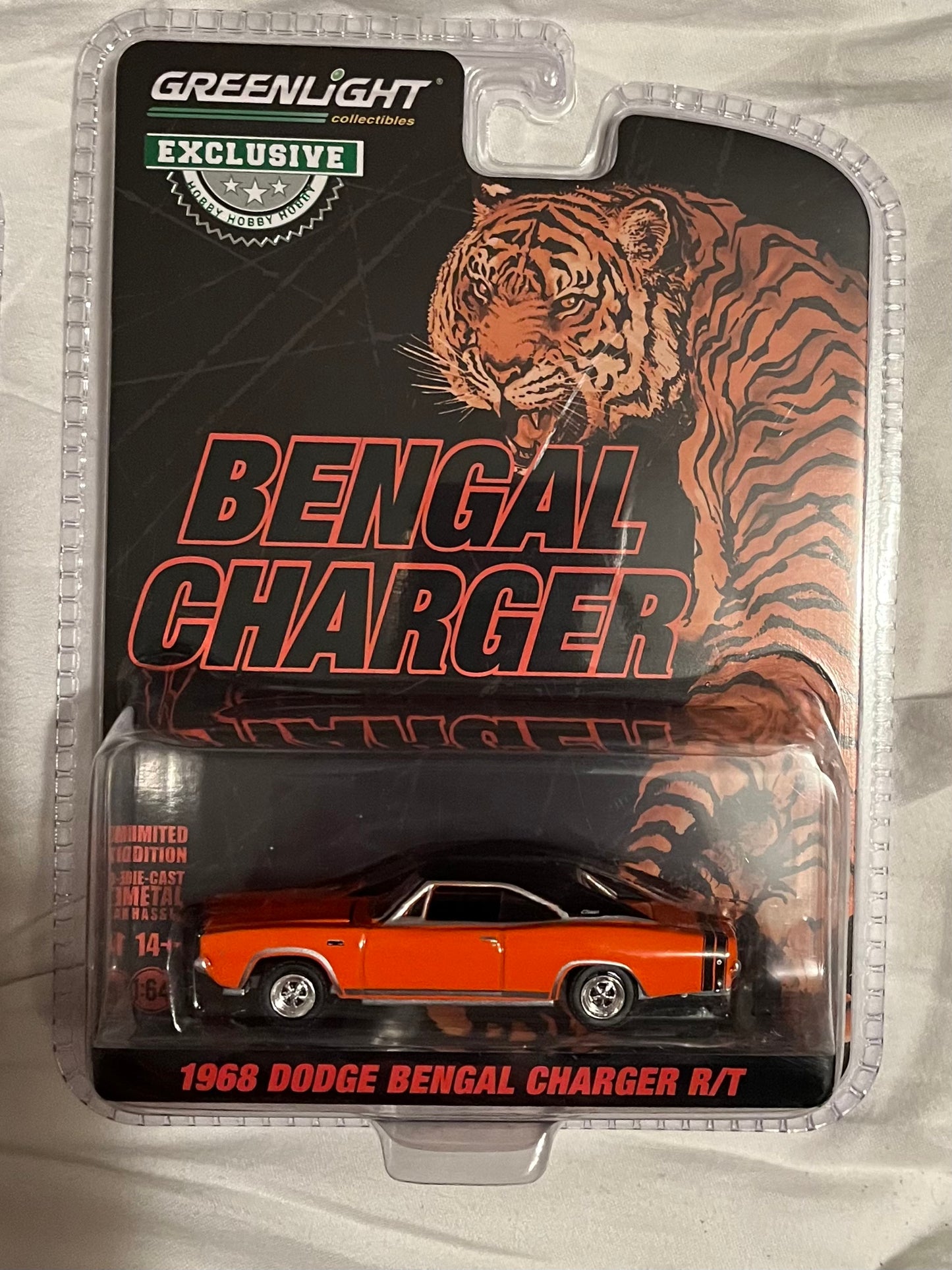 1:64 1968 Dodge Bengal Charger R/T oranje met zwarte strepen 