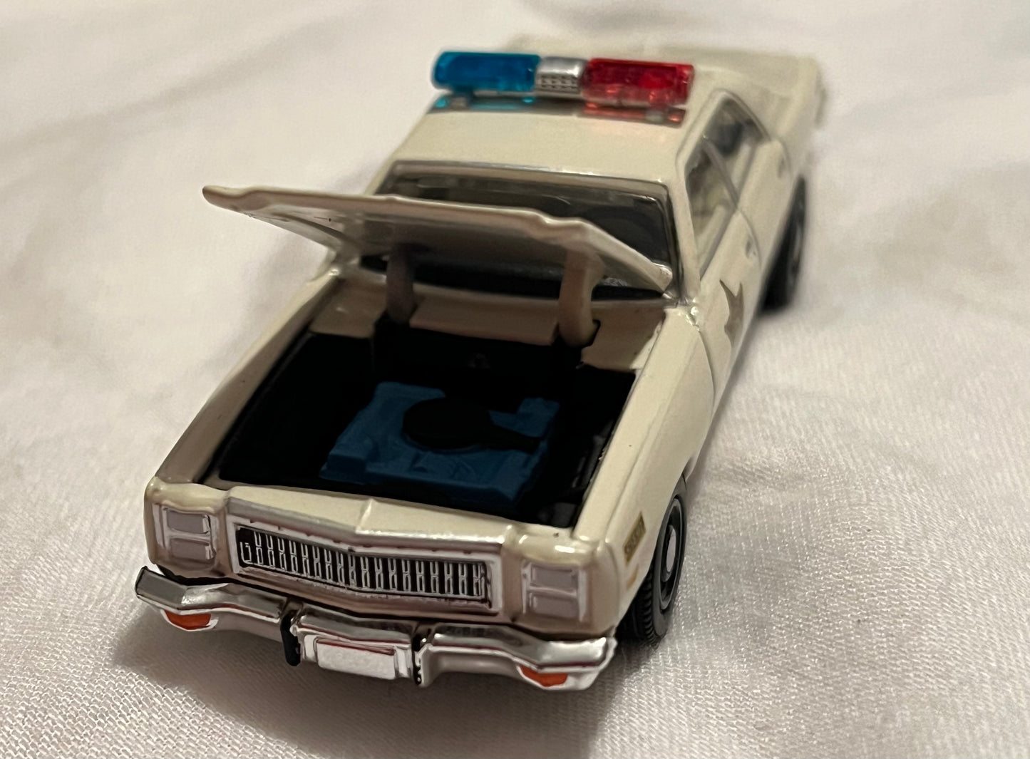 1:64 1977 Plymouth Fury - Hazzard County Sheriff (exclusief hobby)