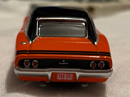 1:64 1968 Dodge Bengal Charger R/T oranje met zwarte strepen 